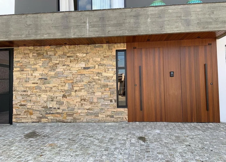 Porta de madeira ripada em área externa